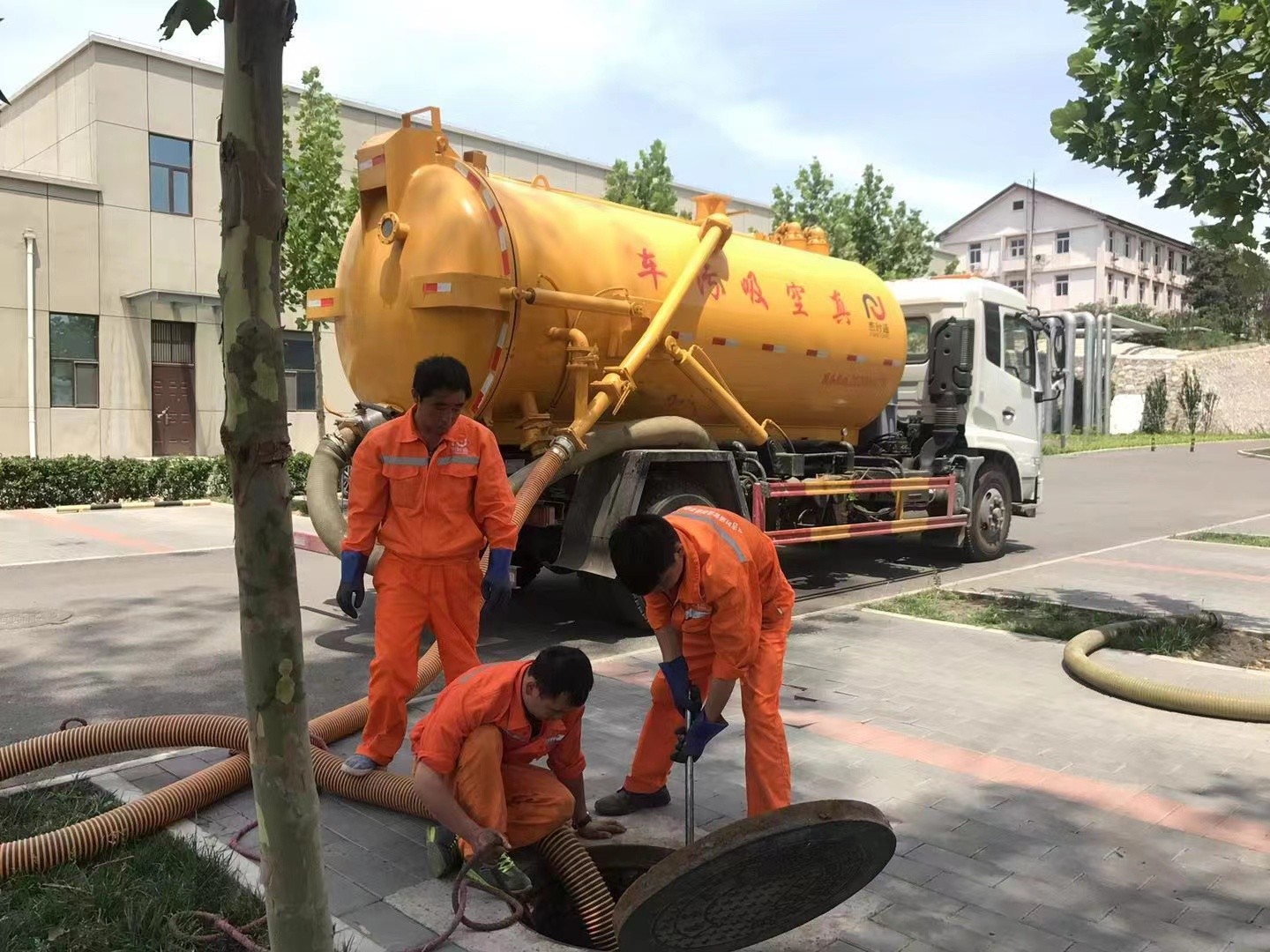 蒋场镇管道疏通车停在窨井附近