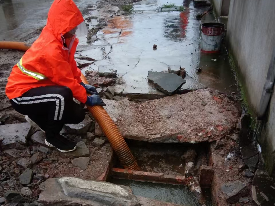 蒋场镇专业清理污水池 炜誉市政以规范流程守护城市 “肠道”