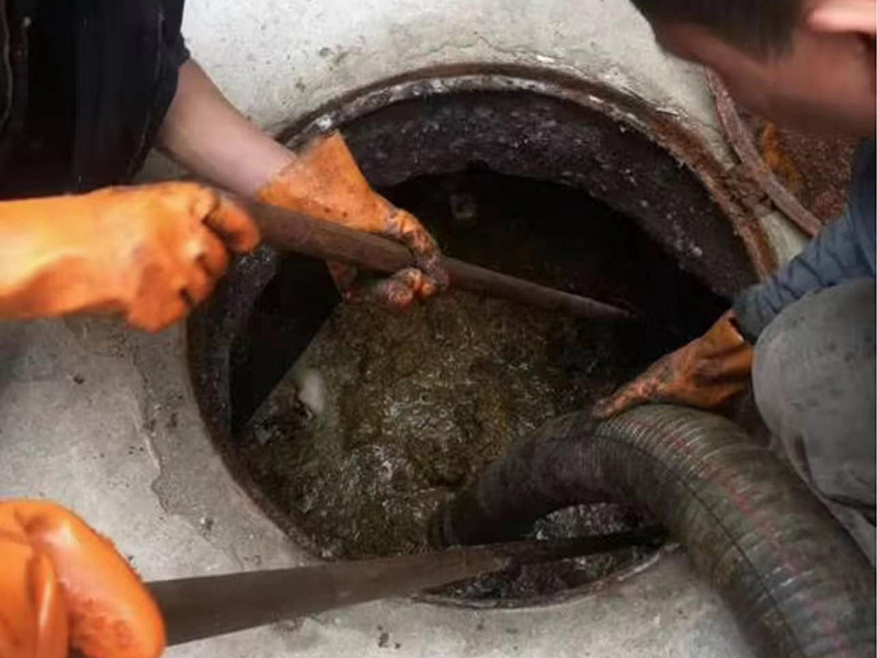 蒋场镇清理化粪池时如何避免沼气的危害?